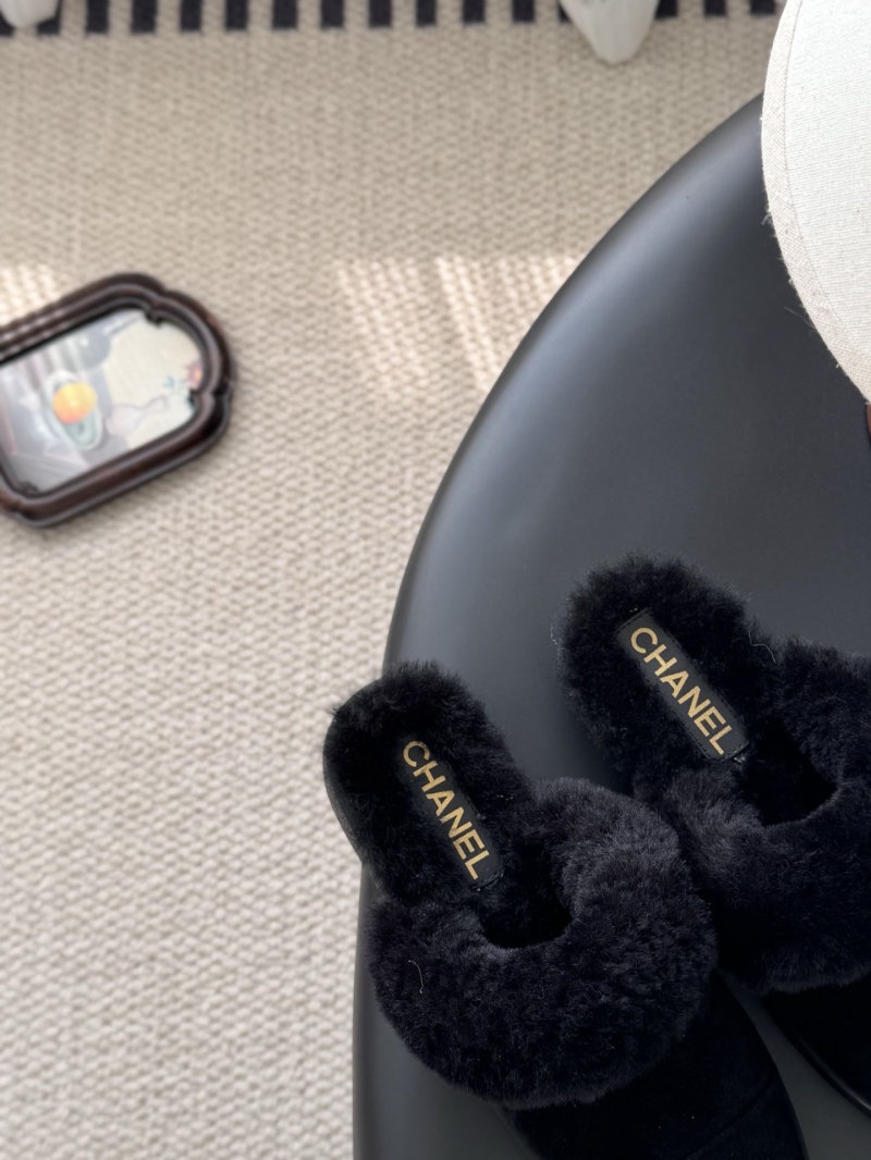 Ch**el slippers